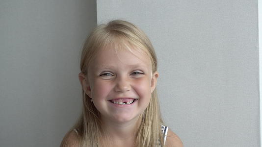小女孩微笑的肖像视频的预览图