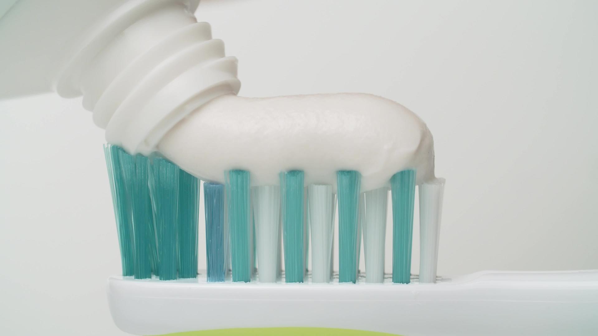 牙膏挤在牙刷上视频的预览图