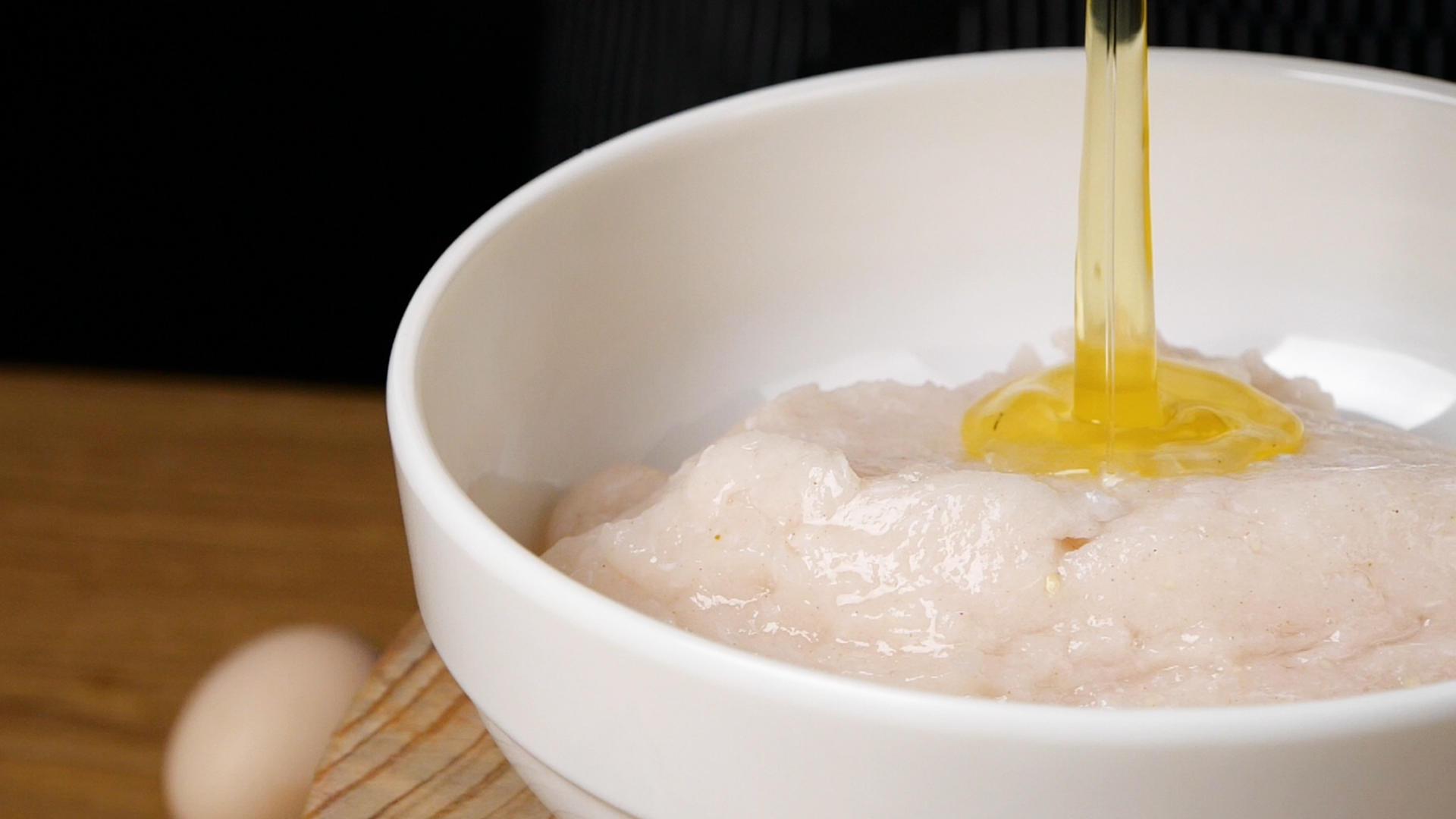 升格鱼丸制作鱼肉丸子制作过程打入鸡蛋清搅拌鱼糜视频的预览图