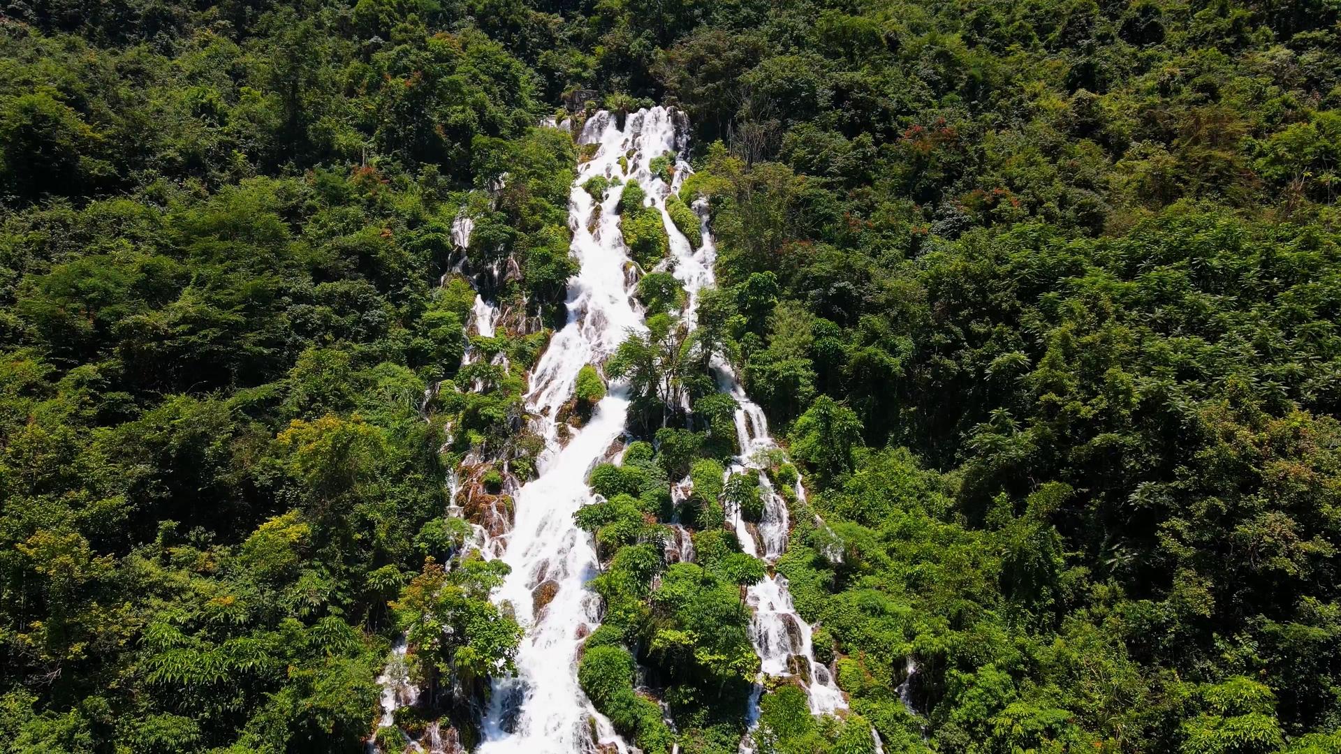 4K航拍森林中的巨型瀑布自然风光视频素材视频的预览图