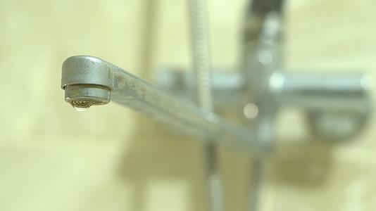 浴室里漏水的水龙头从搅拌器里滴水视频的预览图