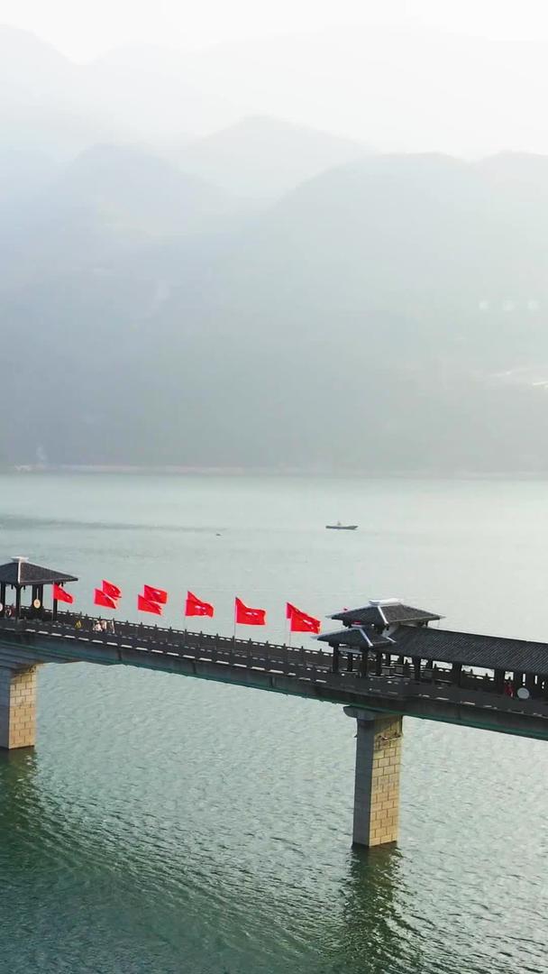 奉节白帝城刘备托孤风雨廊桥桥视频的预览图