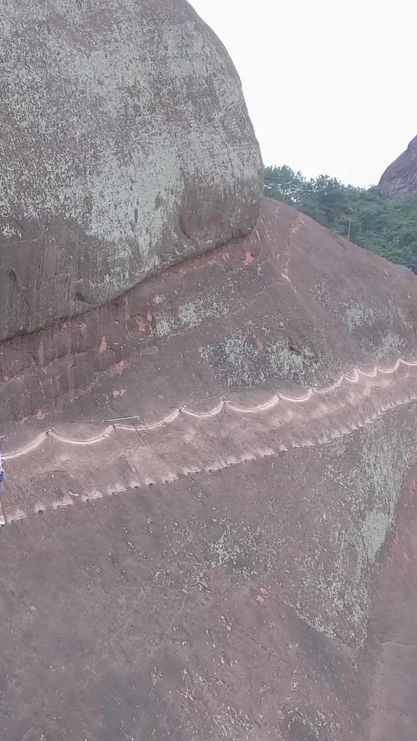山上攀岩航拍视频的预览图