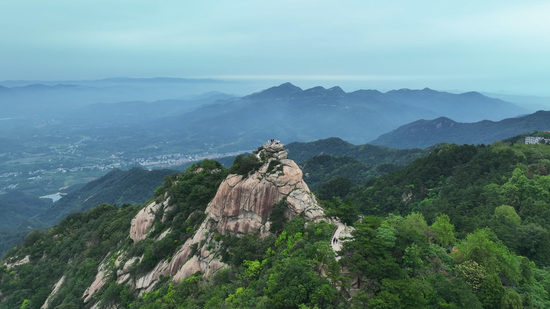 河南信阳鸡公山报晓峰4k素材航拍全国四大避暑胜地之一视频的预览图