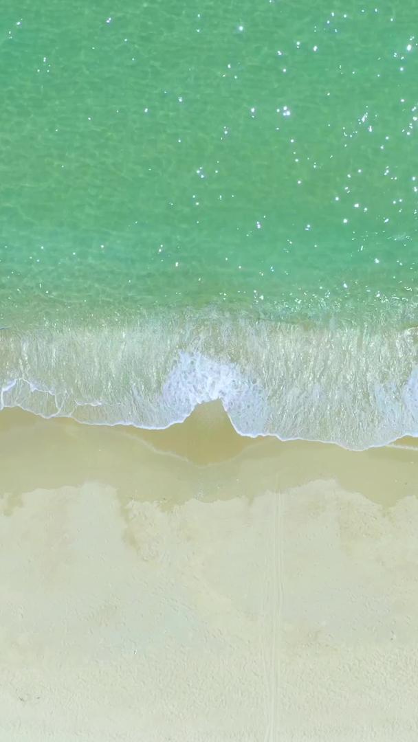 海边沙滩上垂直航拍清澈海水视频素材视频的预览图