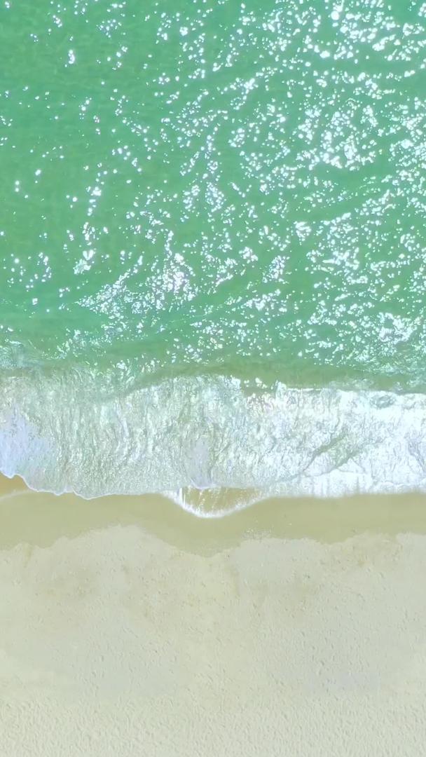 海边沙滩上垂直航拍清澈海水视频素材视频的预览图