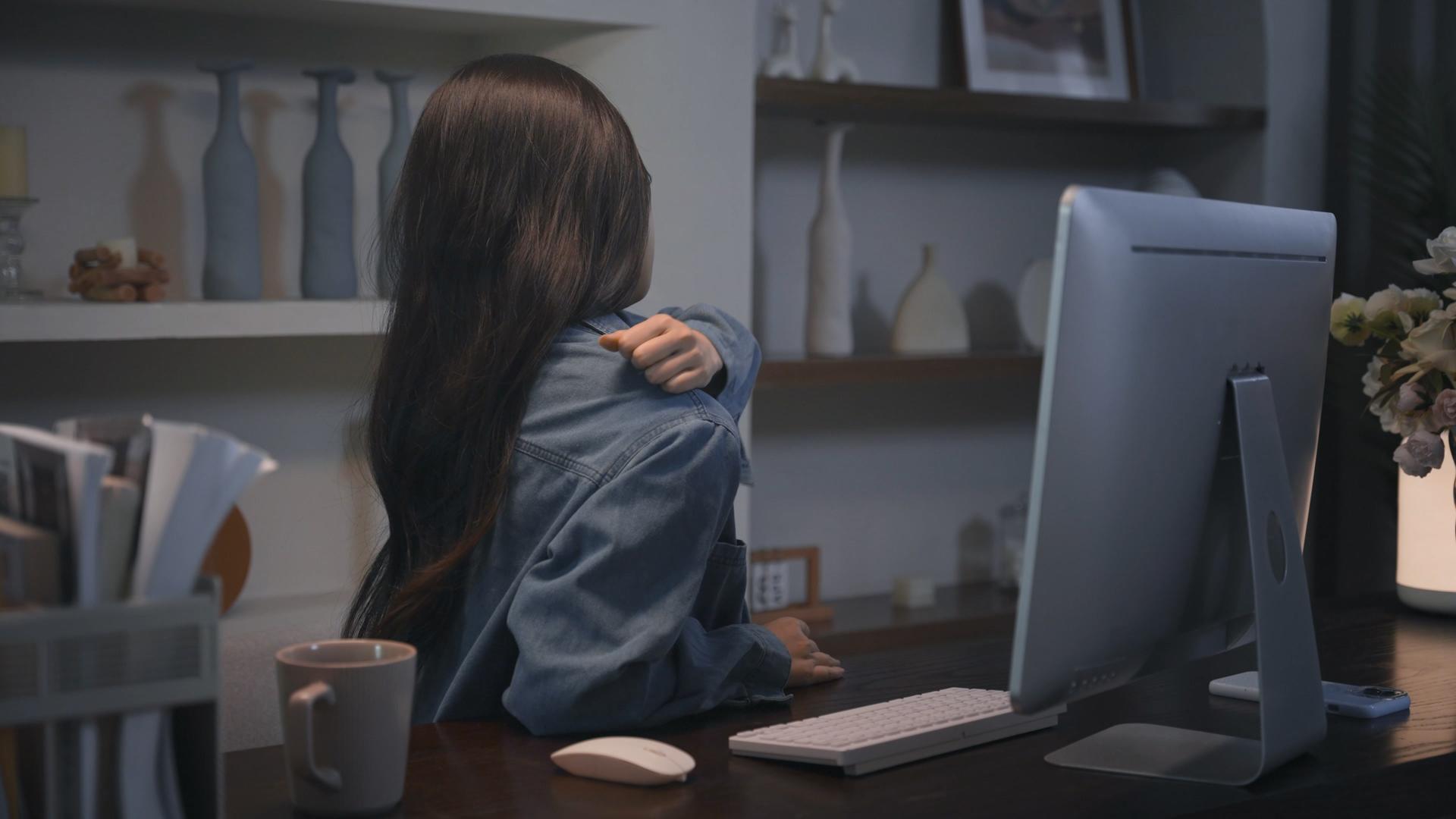 4k年轻女性在家加班学习肩颈痛视频的预览图