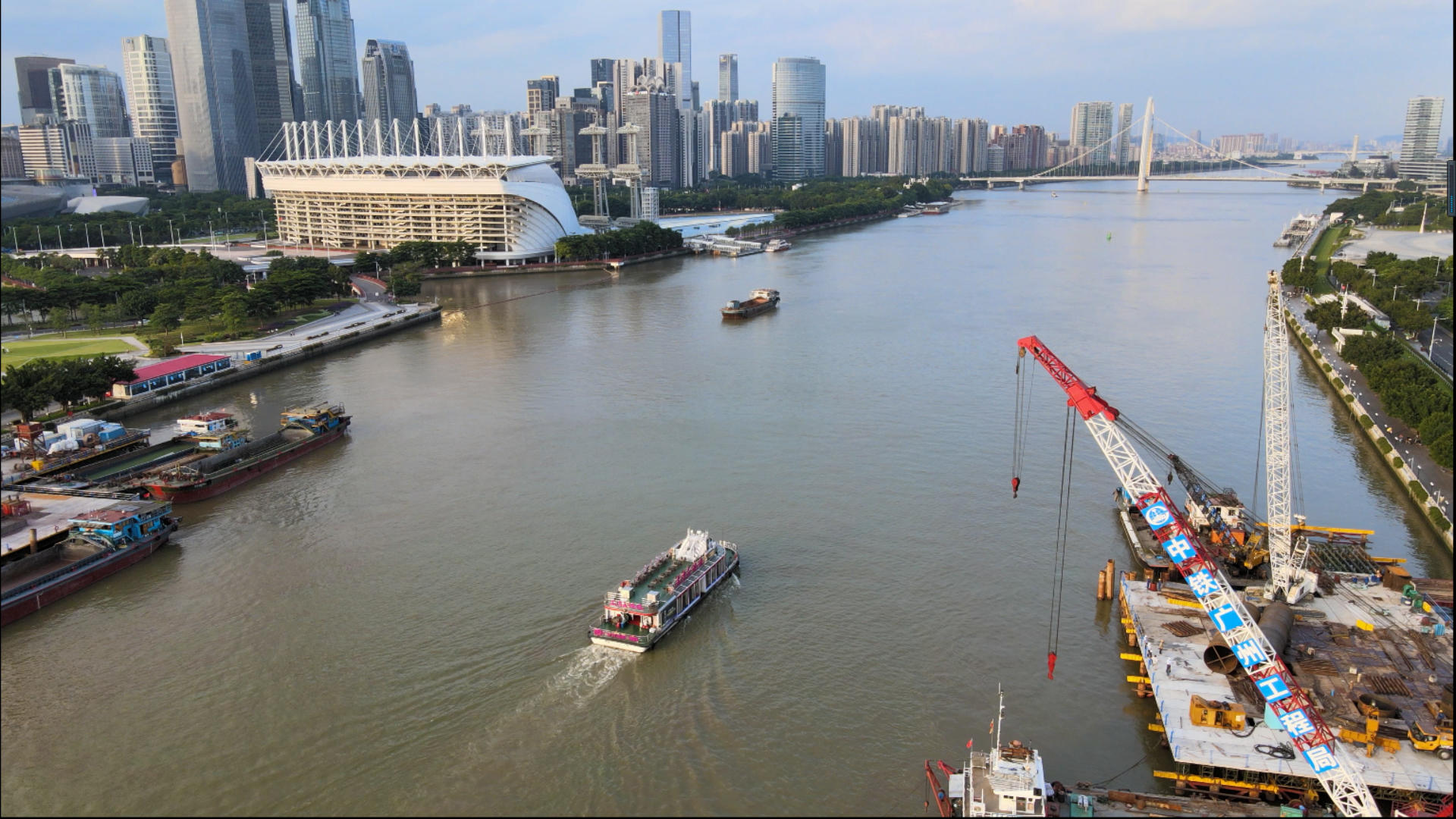 4k高清航拍广州珠江游船广州旅游视频的预览图