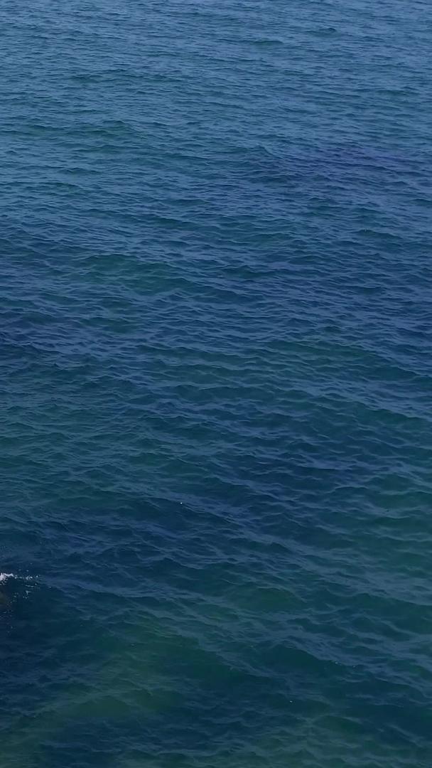航拍海浪击打石头视频素材视频的预览图