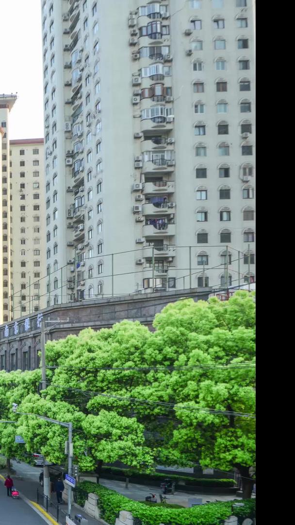 上海商业街高楼大厦交通延迟视频的预览图