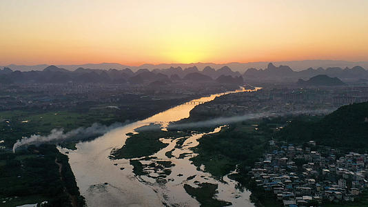 傍晚夕阳下炊烟袅袅的的桂林漓江山水航拍视频的预览图