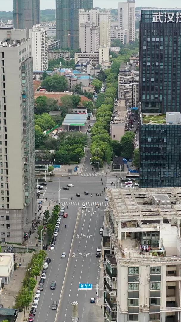 武汉东湖附近的航拍建筑及道路交通视频的预览图
