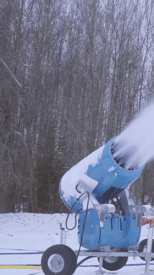 滑雪运动场造雪机造雪机视频的预览图