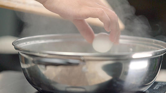 汤圆放入沸腾的锅中视频的预览图