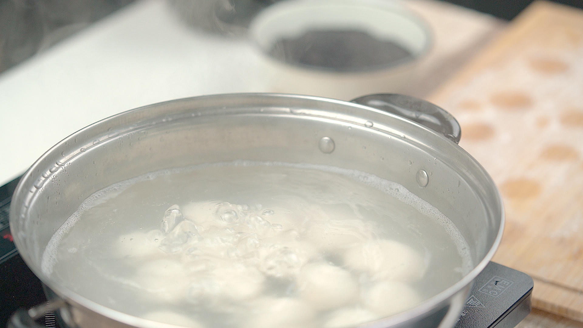 搅动锅中的汤圆视频的预览图