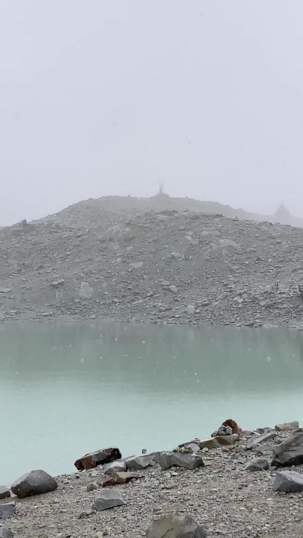 四川阿坝达古冰川在雪地里视频的预览图