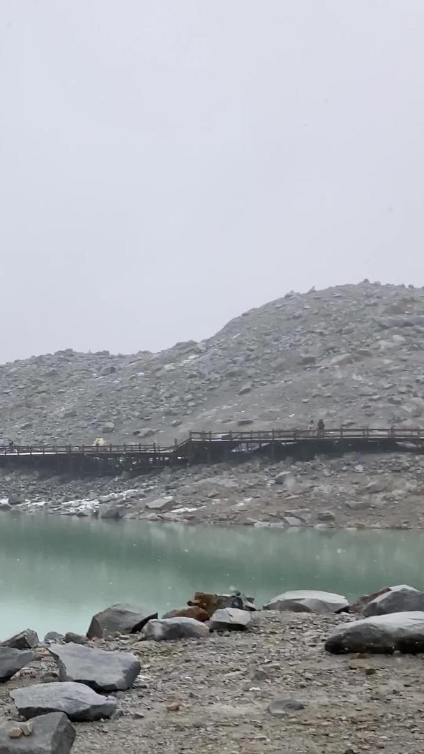 四川阿坝达古冰川在雪地里视频的预览图