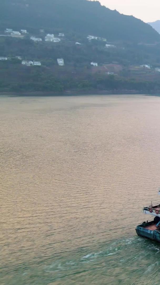 长江航拍长江中轮陆续驶过长江经济带视频的预览图