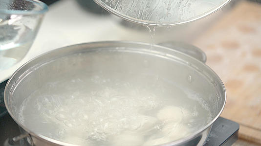 向锅中加入冷水止沸视频的预览图