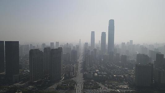4K航拍湖南长沙城市高楼清晨迷雾视频的预览图