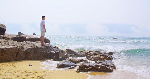 8K海岸边礁石上的青年男性视频的预览图
