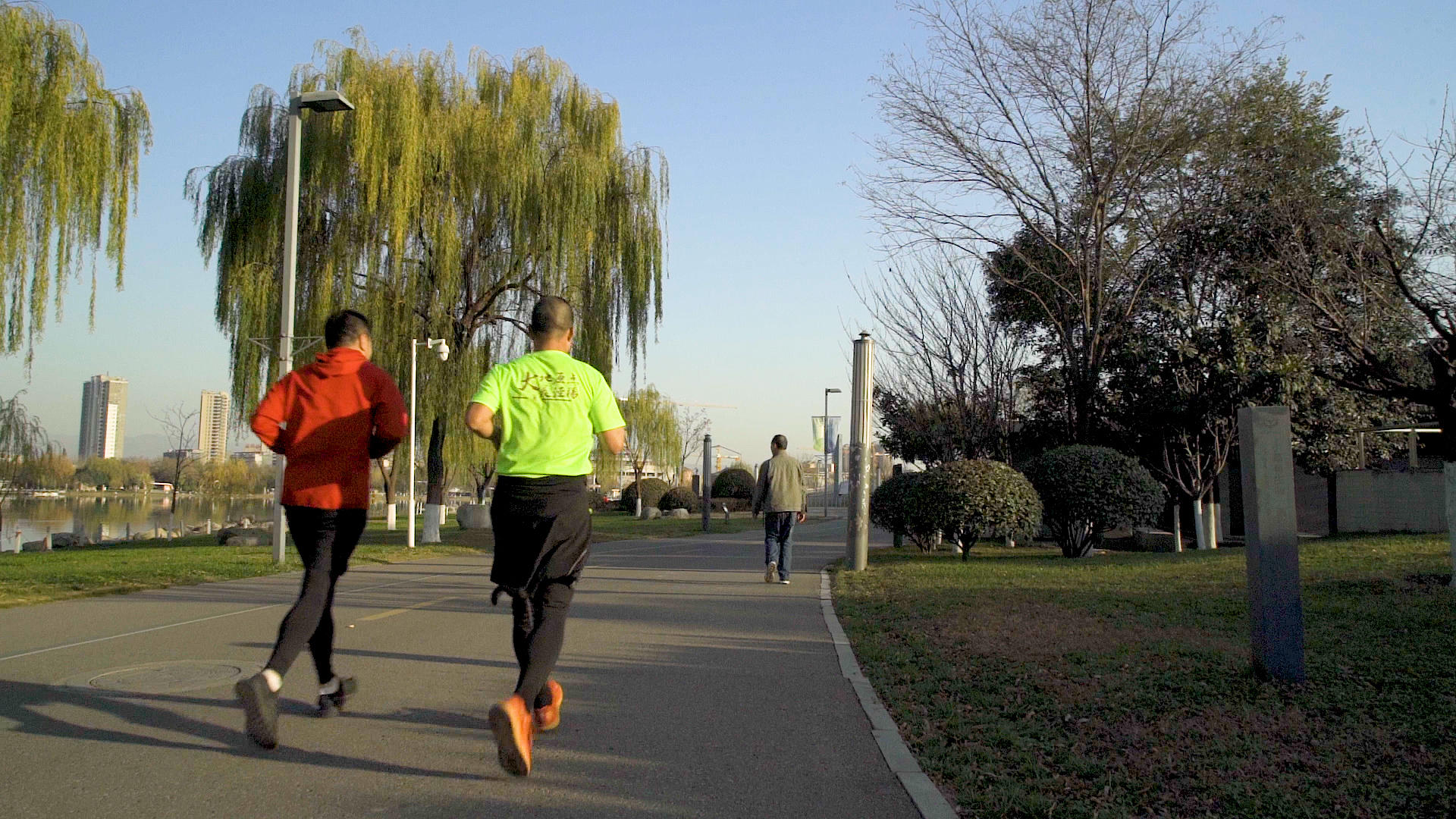 公园跑步慢动作视频的预览图