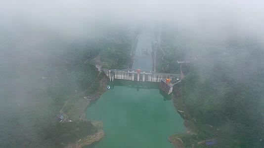 穿越云层俯瞰大坝的壮观景象航拍视频的预览图