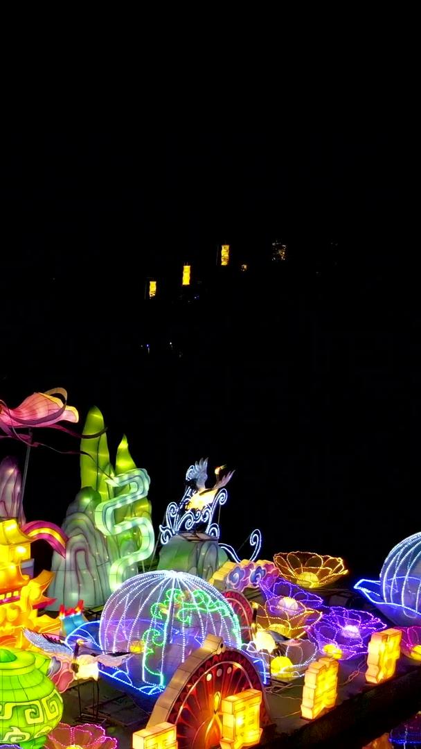 桂林实拍湖面上夜晚的灯笼节日灯笼节日灯笼视频的预览图