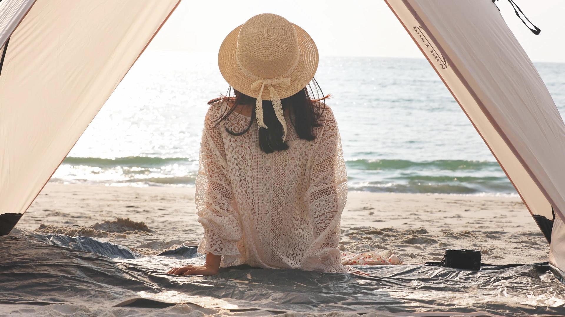海边沙滩帐篷上4K实拍美女视频的预览图