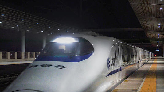 夜晚高铁列车进站泰州姜堰实拍4K视频的预览图