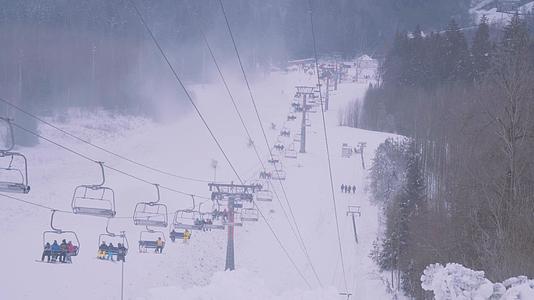 寒冬滑雪场索道缆车全景视频的预览图