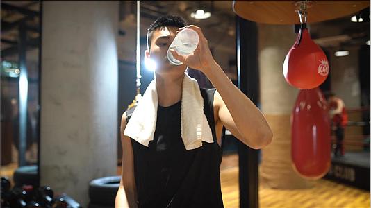 健身房运动男生饮水视频的预览图