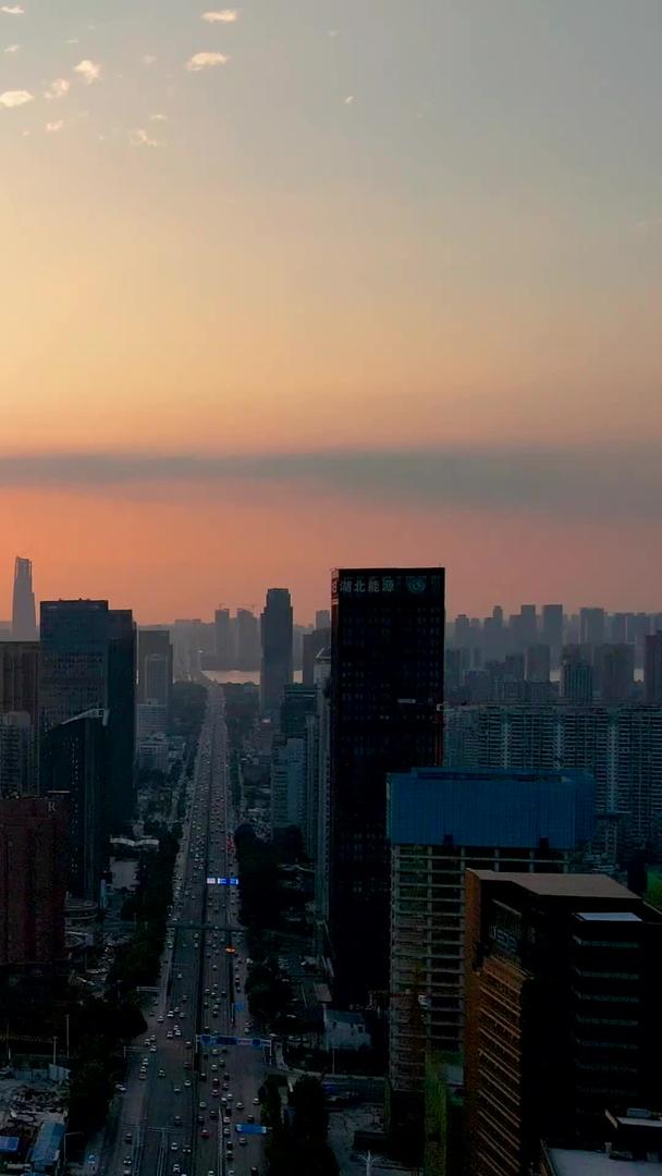 日落时分城市交通主干道和城市建设景观视频的预览图