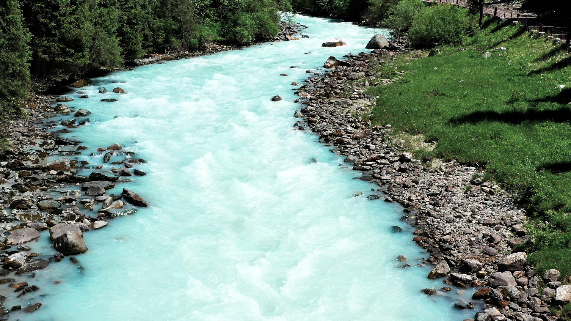 4K航拍新疆天山脚下伊犁河谷河流水流湍急视频的预览图