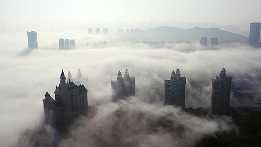 4K平流层城市云中大厦奇观大连市区视频的预览图
