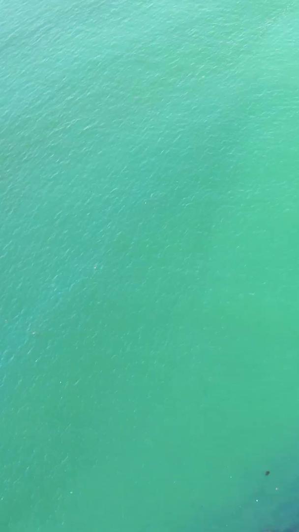 海浪礁石的航拍视频的预览图