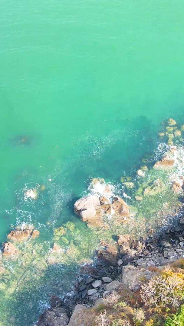 海浪礁石的航拍视频的预览图