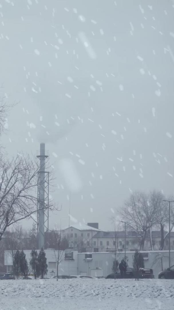 工业区寒冬大雪纷飞视频的预览图