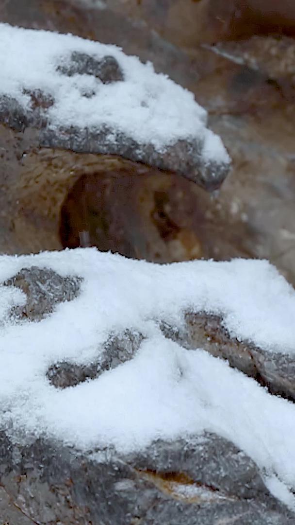 慢动作升级拍摄下雪天落在石头上的雪花集合视频的预览图