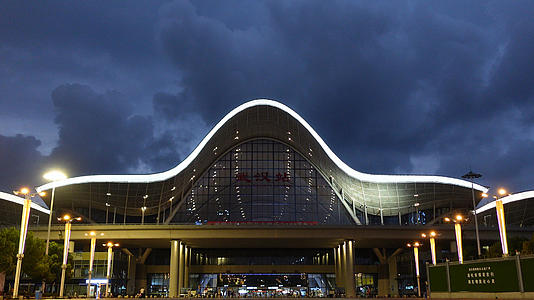延时摄影城市暴风雨来临前动车高铁武汉站4k素材视频的预览图