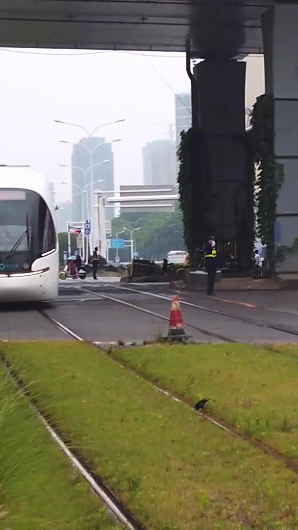 城市无污染环保公共交通工具有轨电车素材视频的预览图