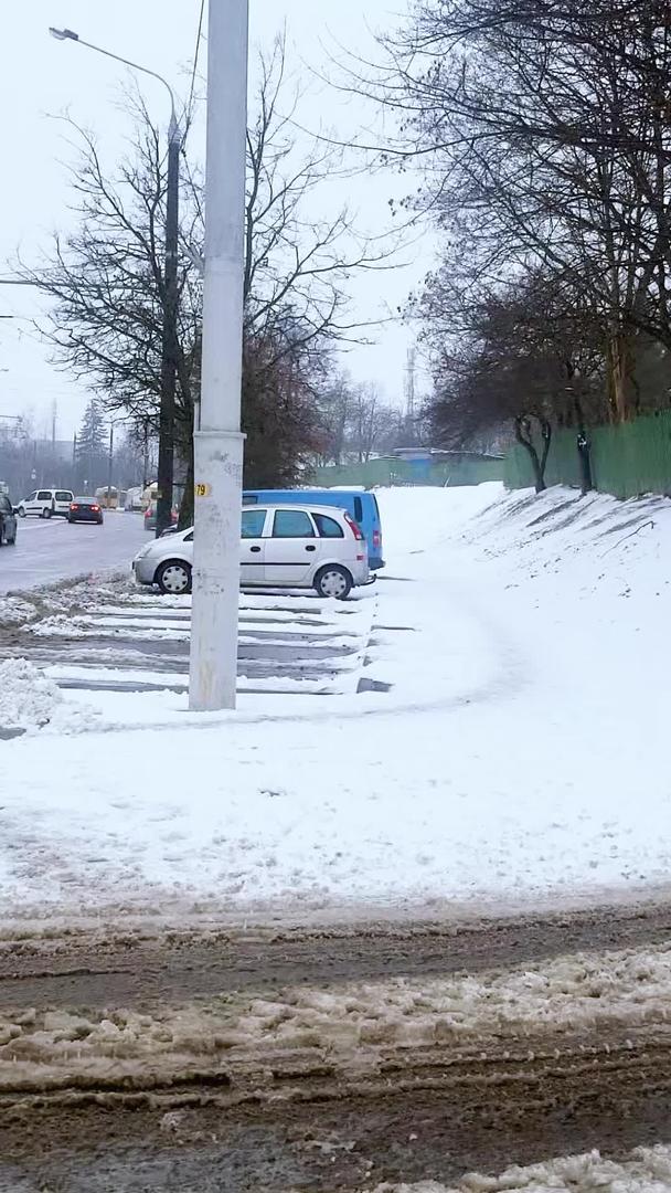暴风雪过后街头铲雪视频的预览图