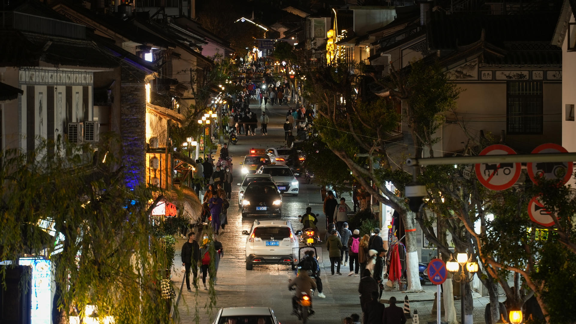 延时摄影云南大理古城夜景青石板路交通车流人流4k素材视频的预览图
