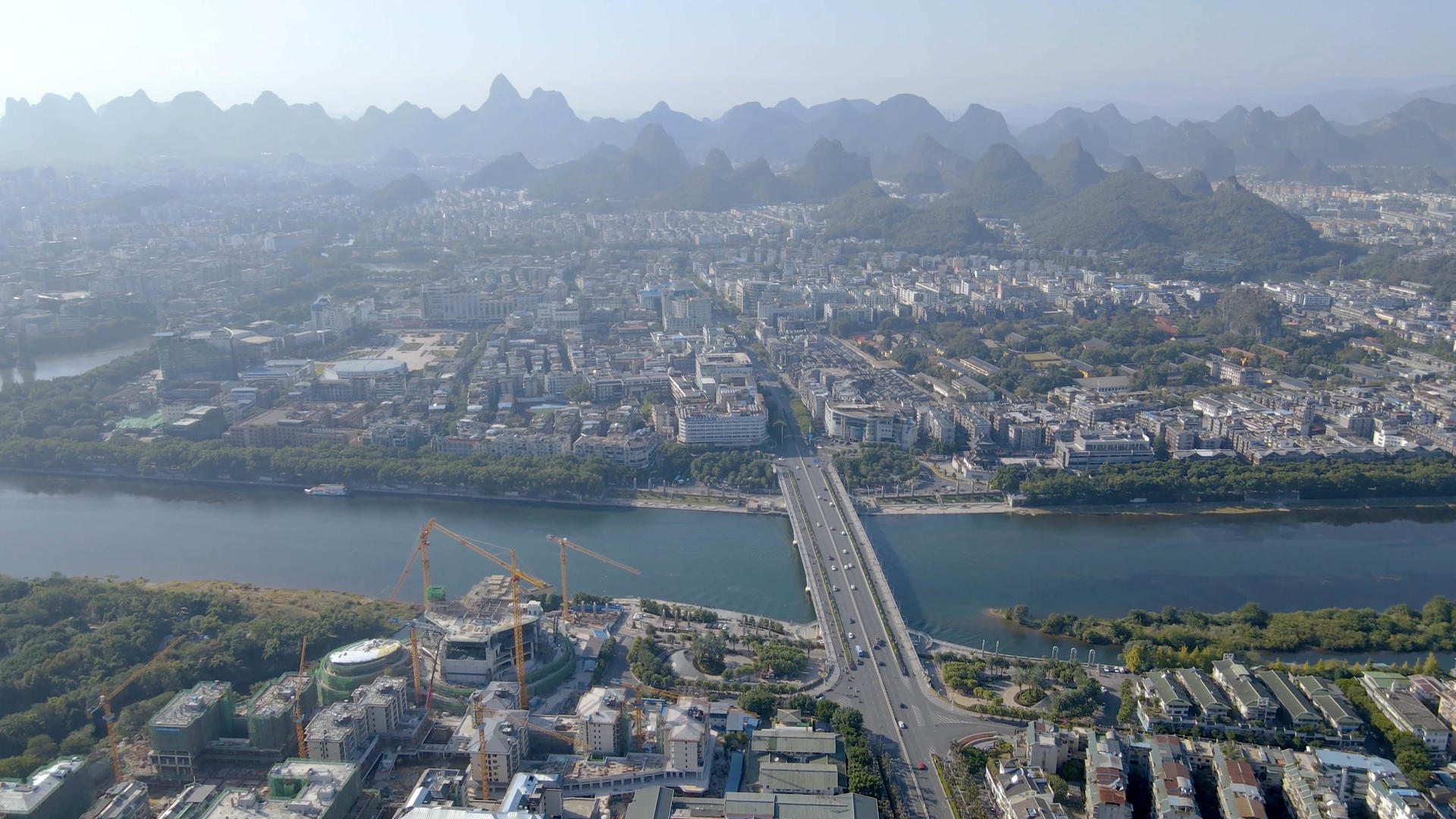 广西桂林漓江桥航拍素材视频的预览图