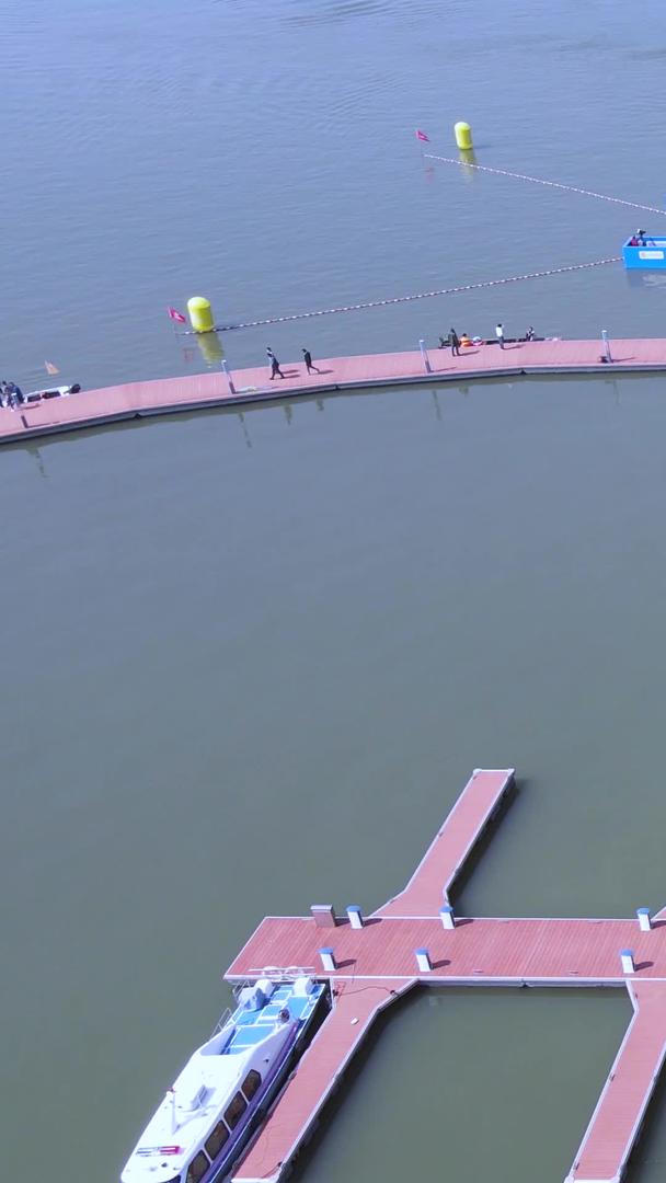 航拍城市游艇码头娱乐运动健身人群素材视频的预览图
