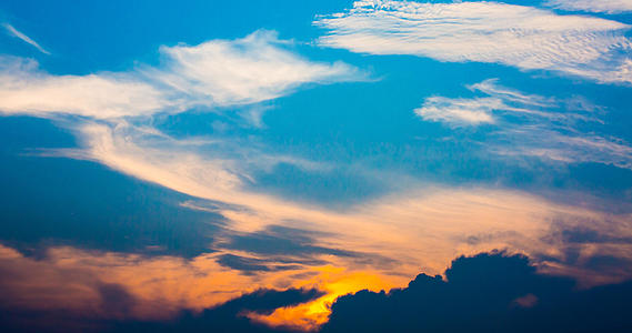 傍晚时分的蓝天白云夕阳躲入云层视频的预览图