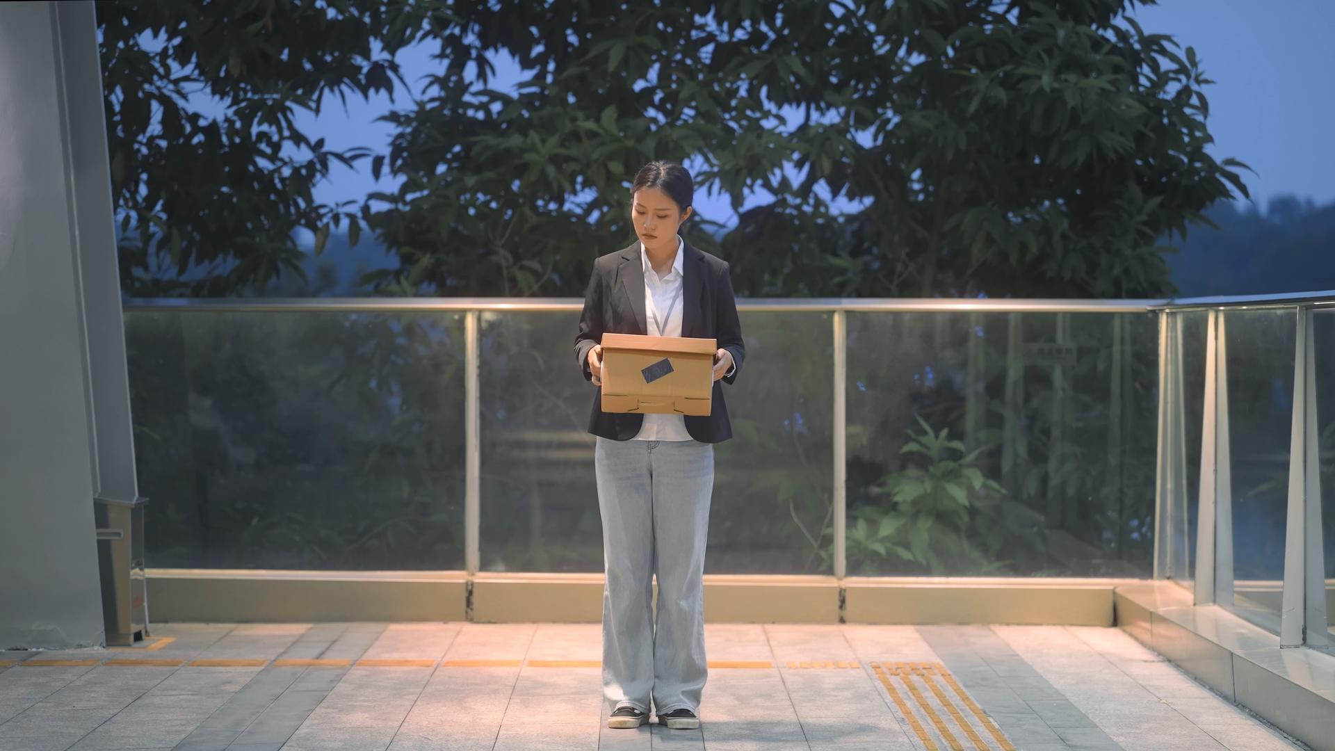 4k女白领炒鱿鱼失业难过抑郁情绪视频的预览图