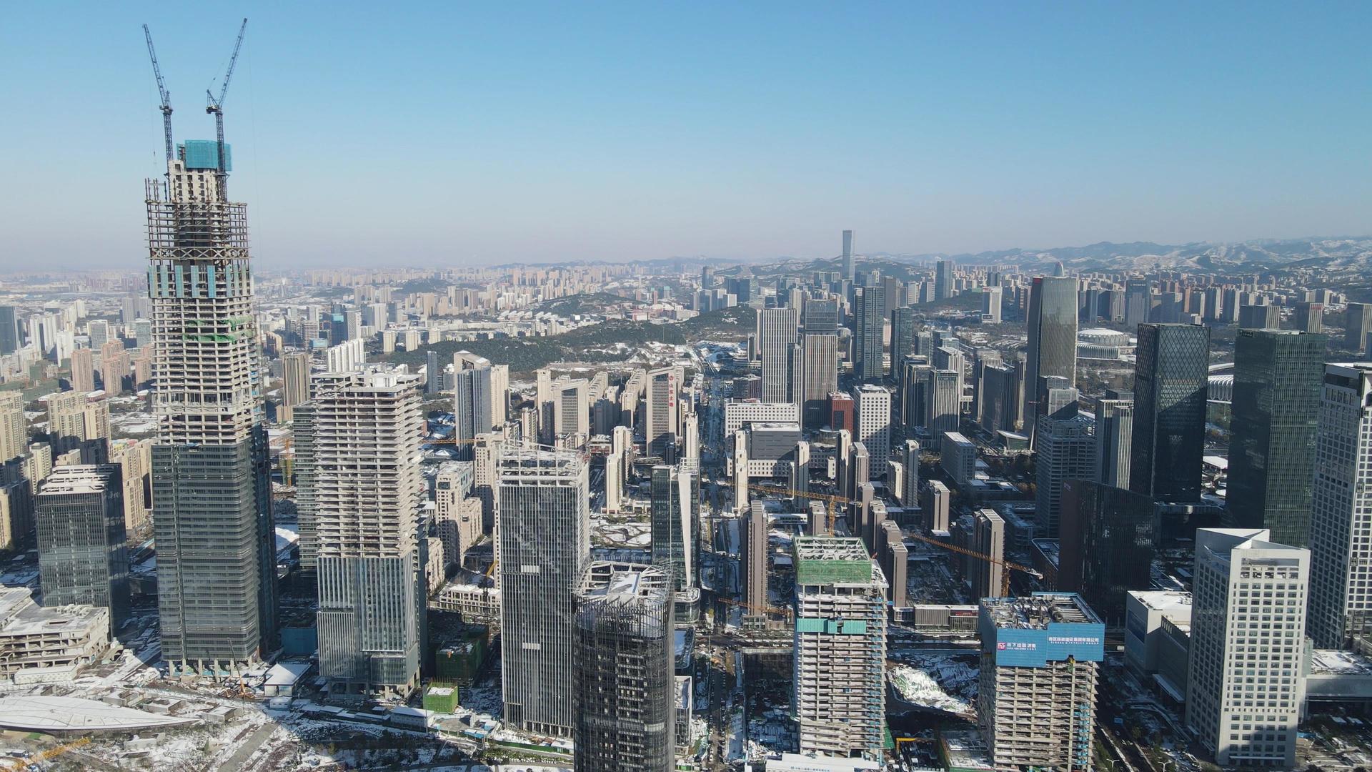 4K航拍山东济南奥体中心城市天际线视频的预览图