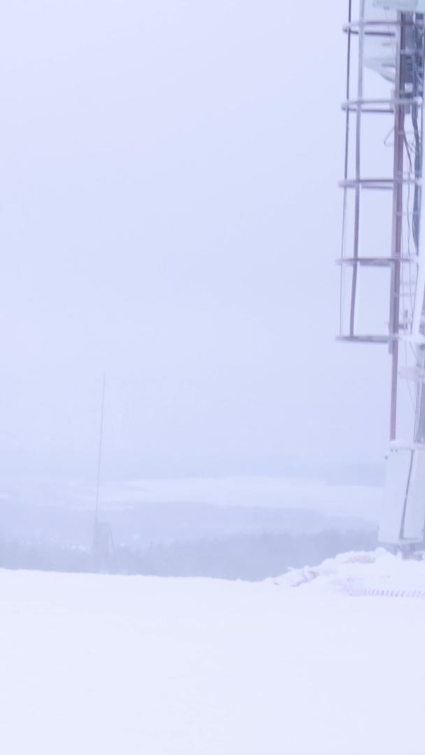 冬季暴风雪滑雪运动场双板滑雪者视频的预览图