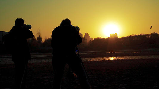夕阳黄昏摄影师慢动作视频的预览图